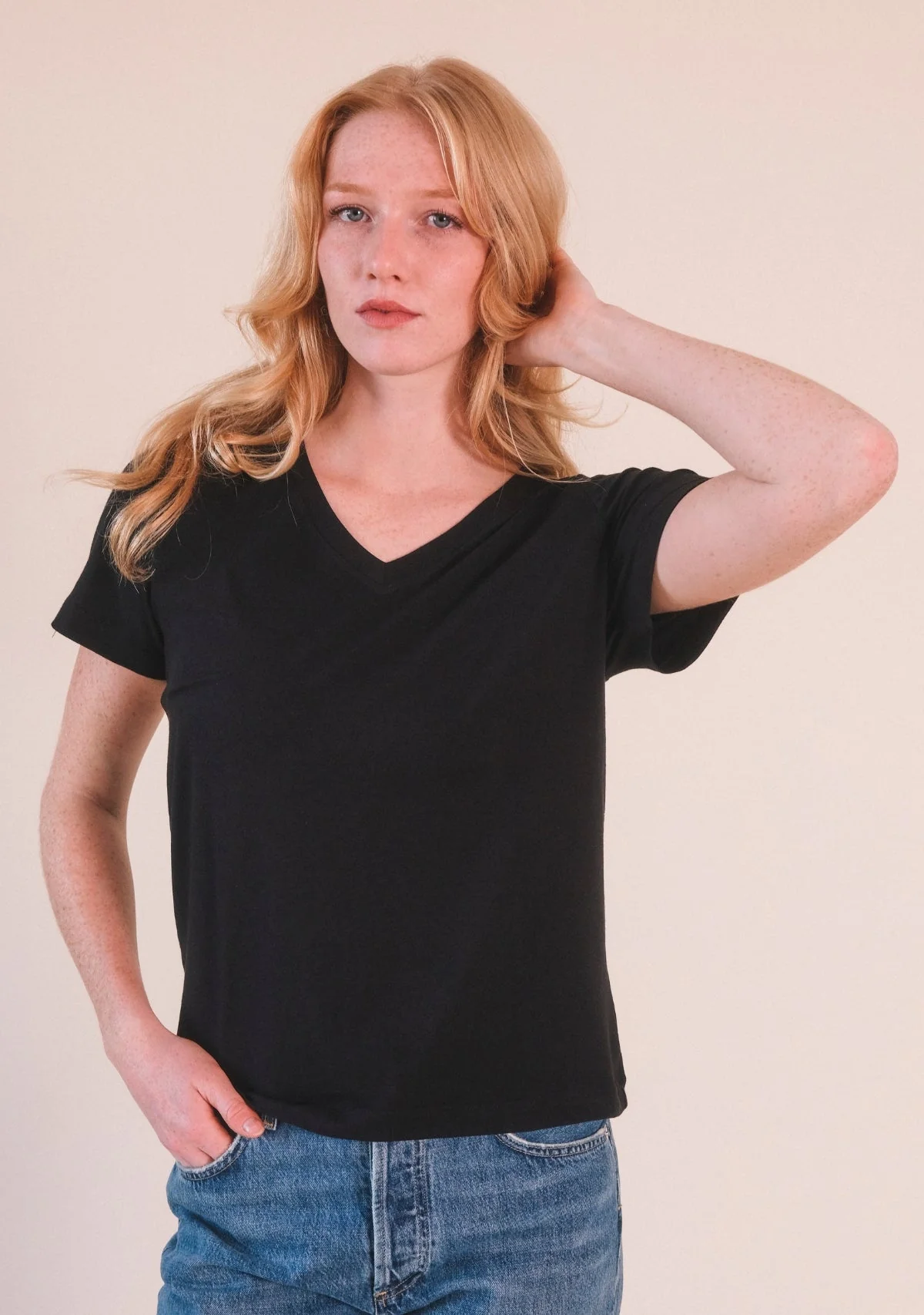 Louise Organic Cotton + Tencel ™ V-neck Tee – Black