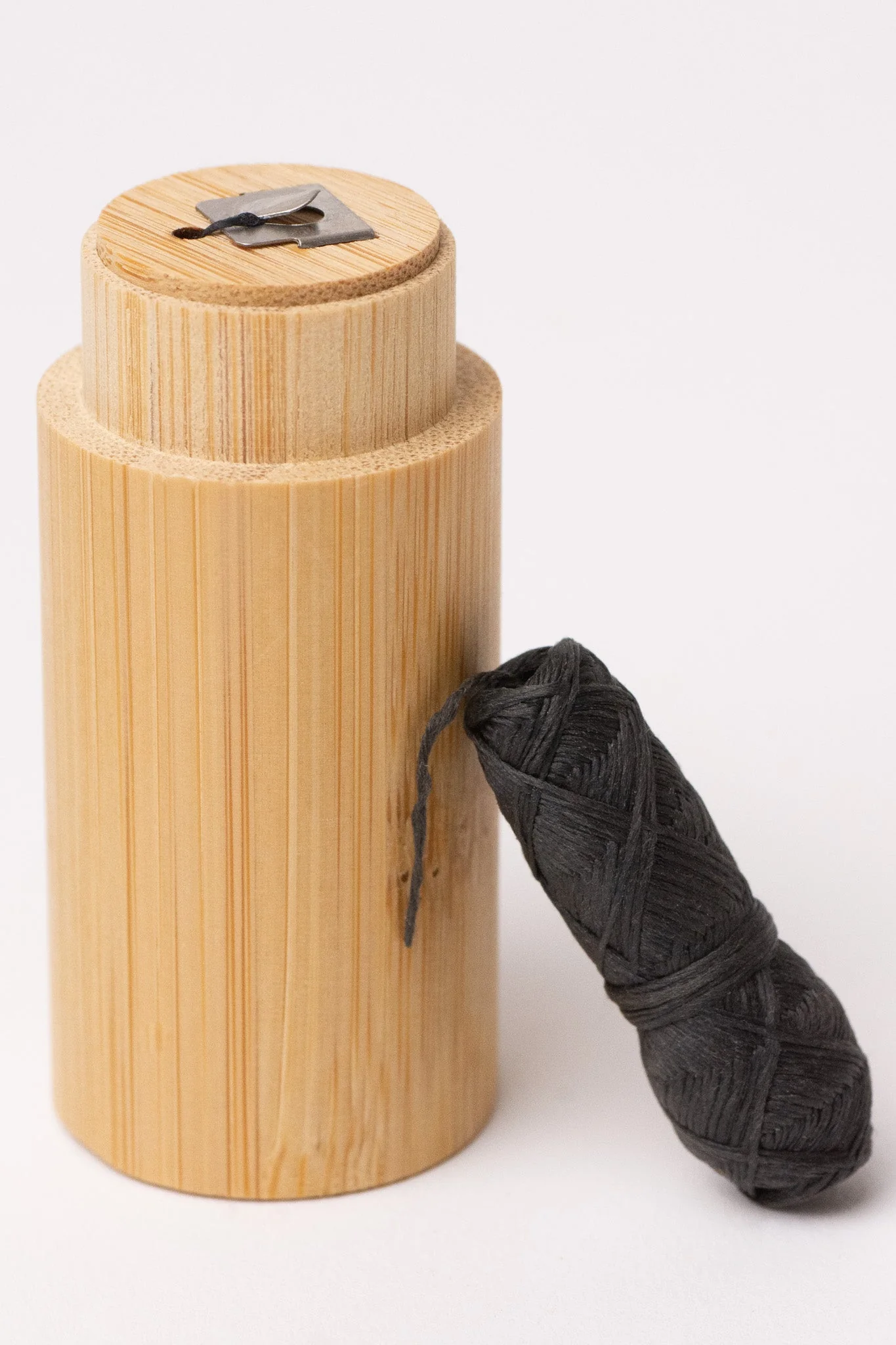 Charcoal Floss – Bamboo Holder – No Tox Life®